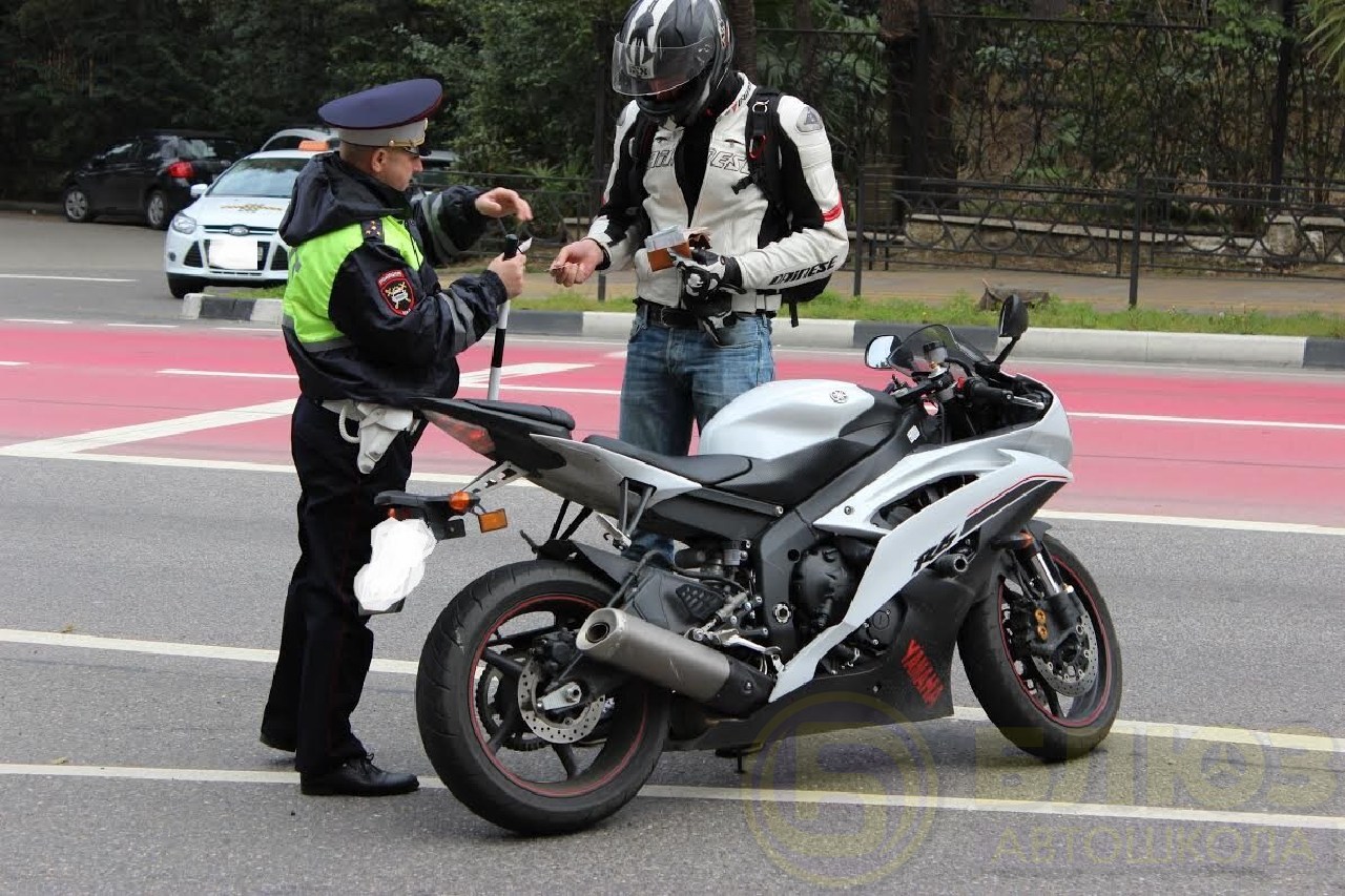 Скутер гаи. Полицейский мотоцикл. Мотоциклист. Дорожный мотоцикл. Мотоциклист на мотоцикле.